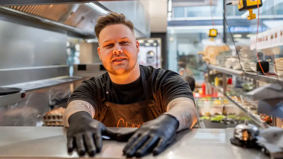 Koch bei der Arbeit in einer modernen Restaurantk&uuml;che in M&uuml;nchen