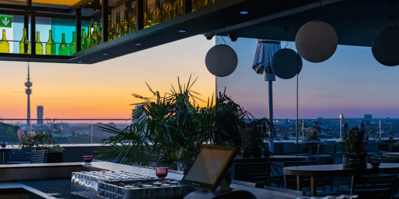 Vibrante Restaurant-Szene in M&uuml;nchen bei Nacht