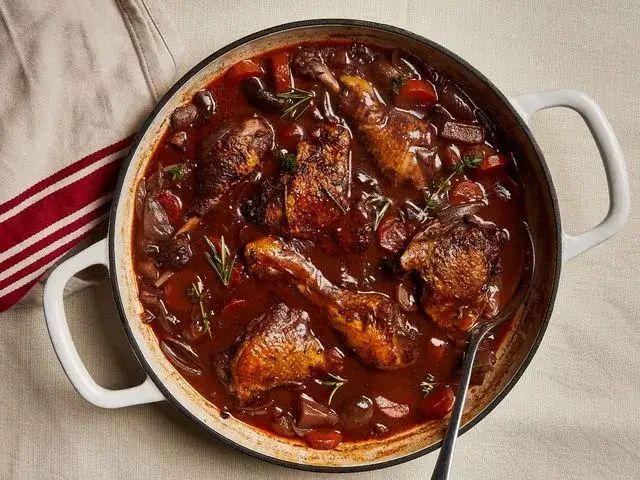 Collage ikonischer franz&ouml;sischer Gerichte wie Boeuf Bourguignon, Coq au Vin, Macarons