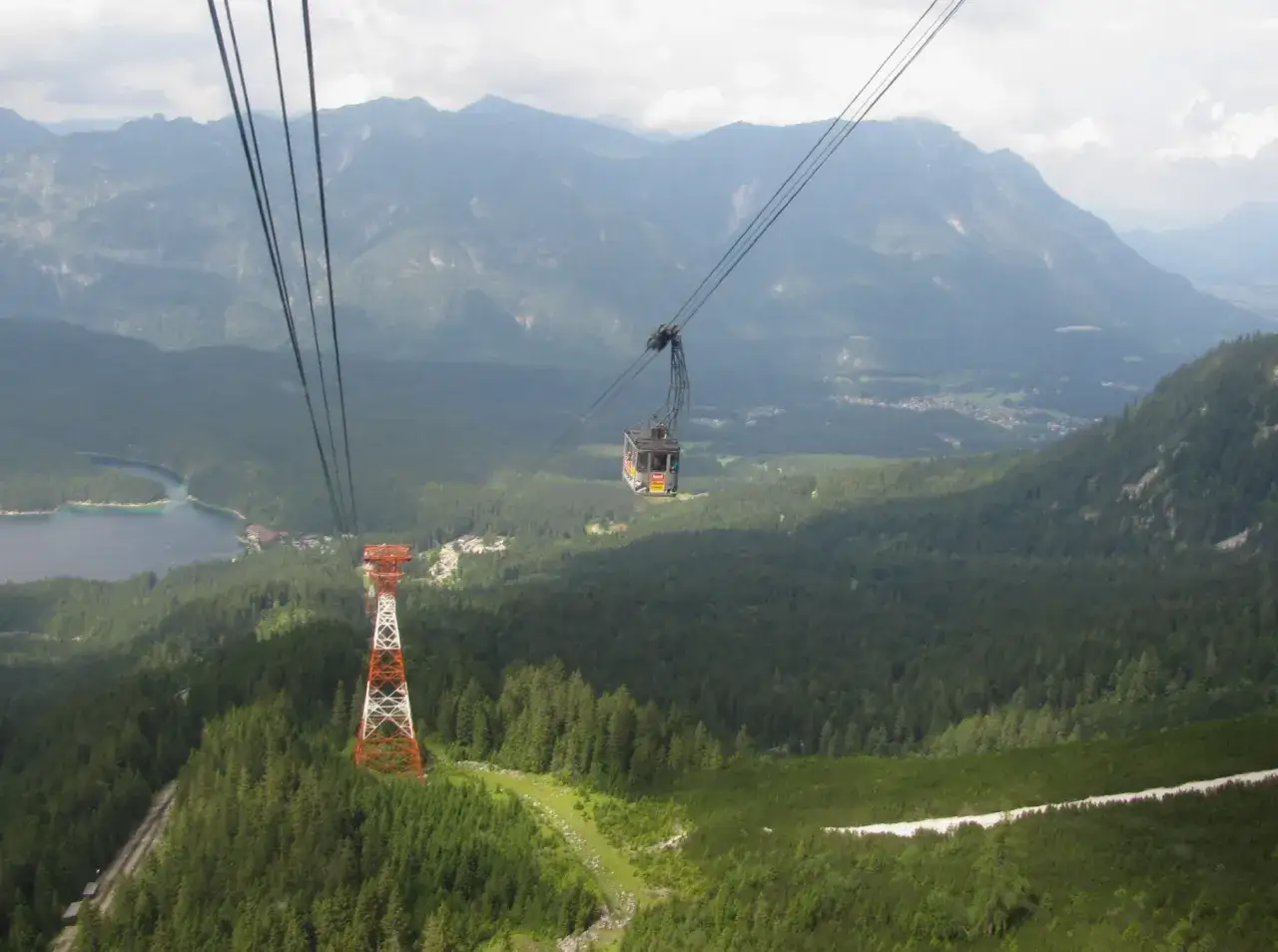 Seilbahn Zugspitze f&auml;hrt zum Gipfel mit Eibsee im Hintergrund