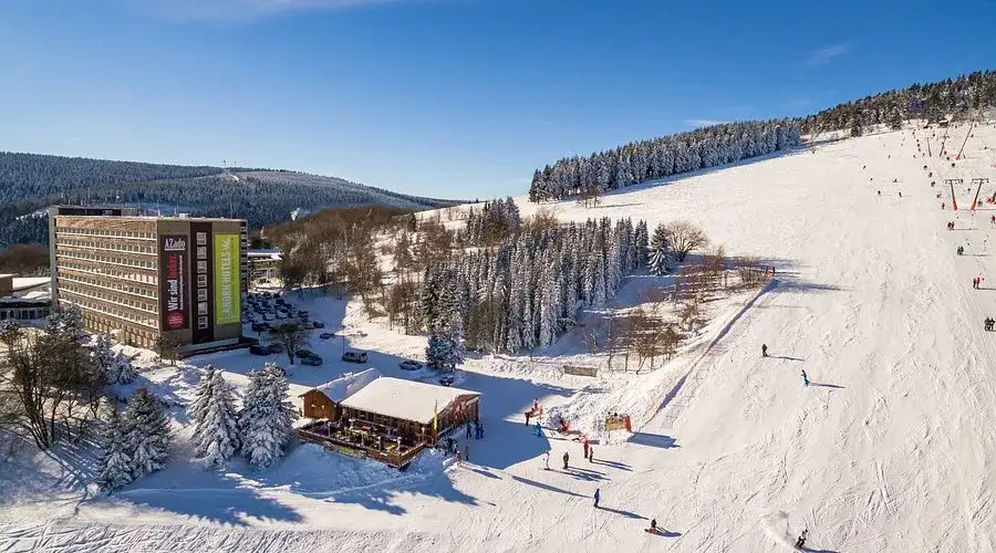 Ahorn Hotel Oberwiesenthal Winter Skifahrer Fichtelberg