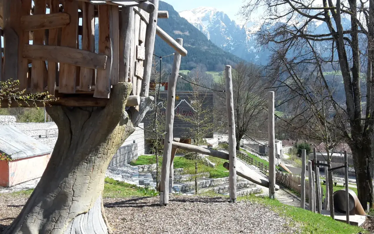 Kinder spielen im Haus der Berge Berchtesgaden
