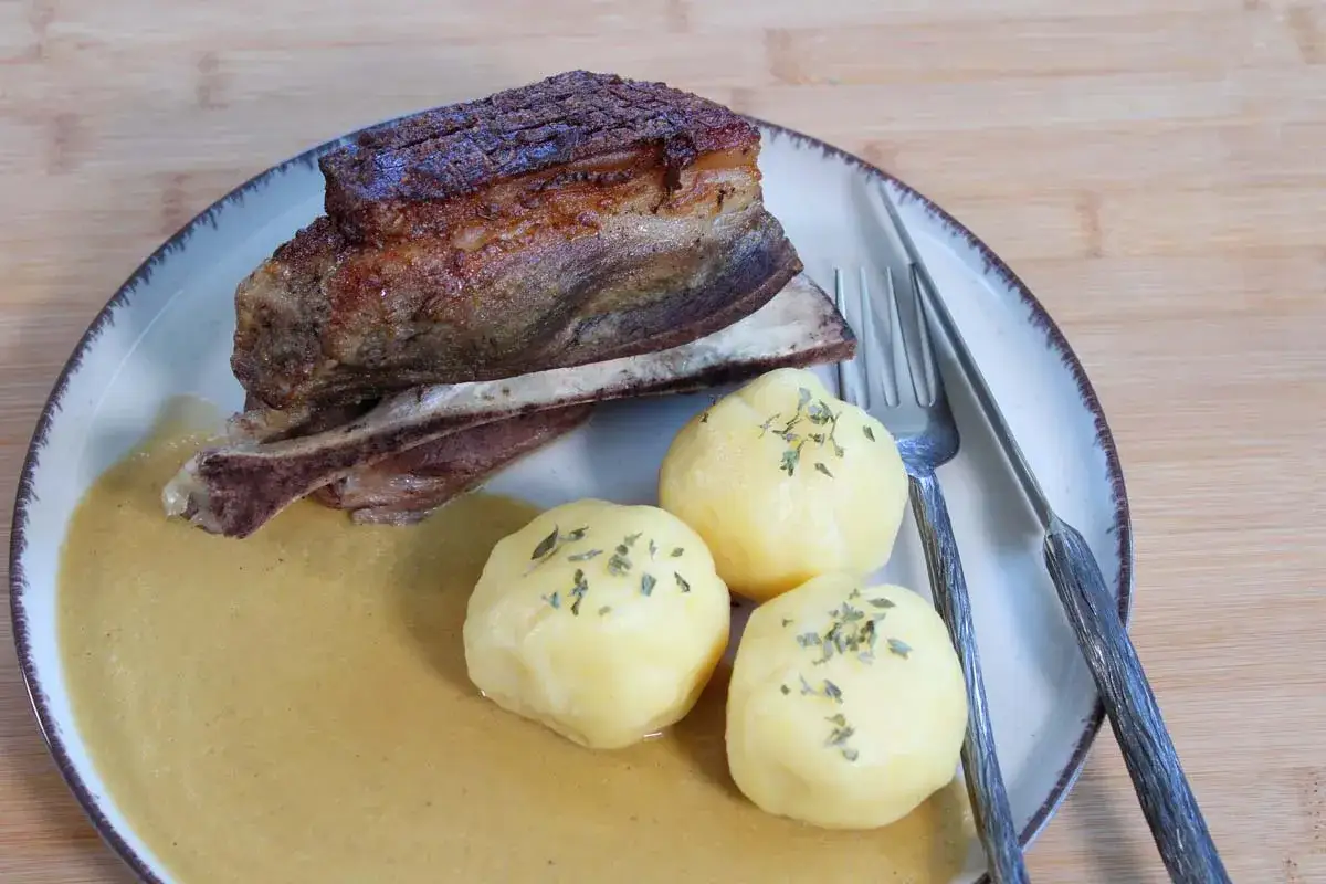 Fränkisches Schäufele mit Klößen und Soße