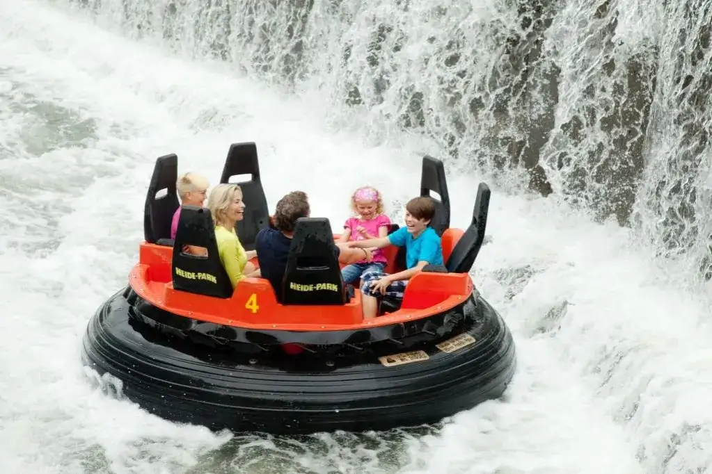 Familie hat Spa&szlig; in Heide Park Wildwasserbahn