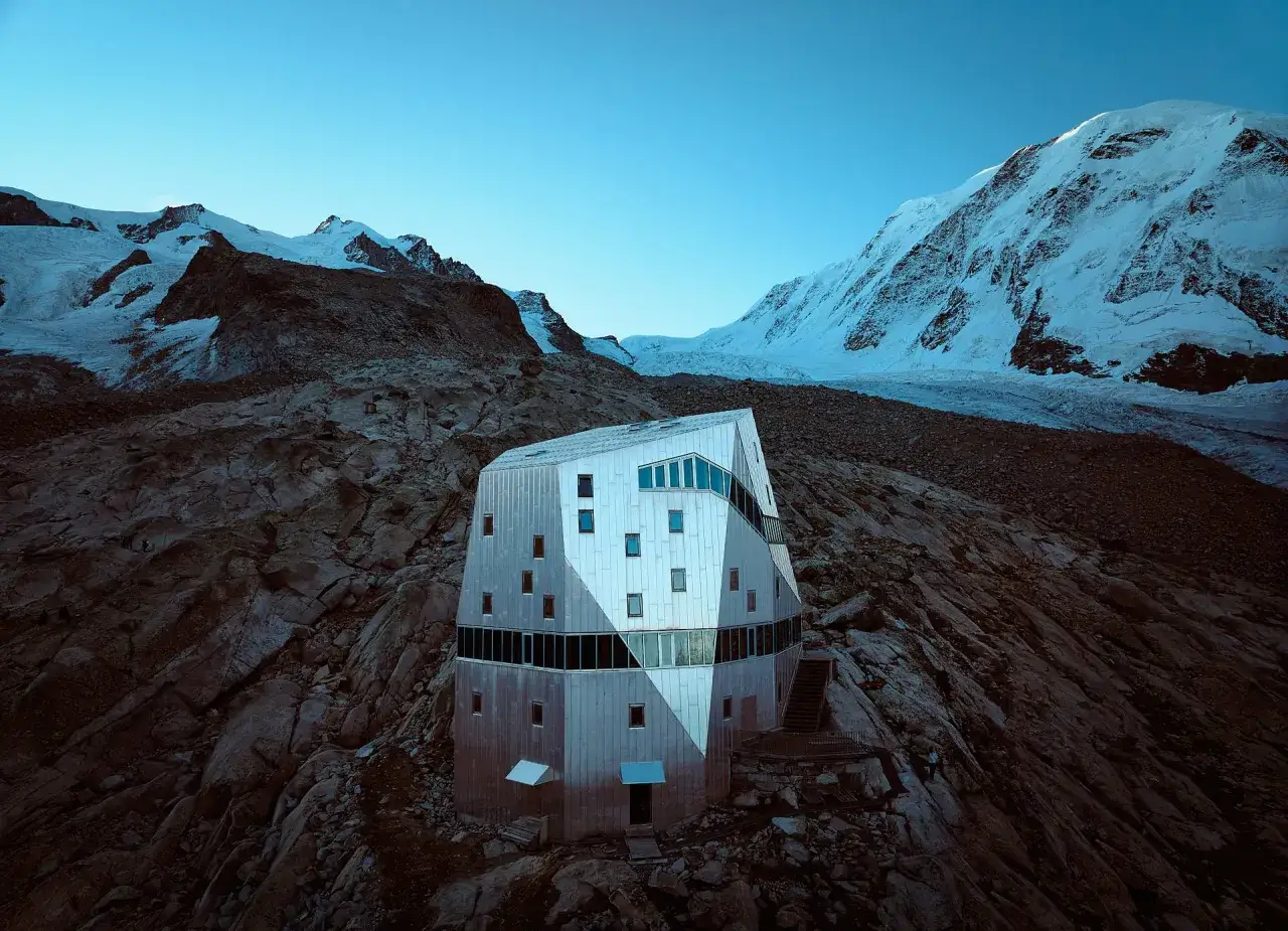 Moderne Monte-Rosa-Hütte in den Schweizer Alpen