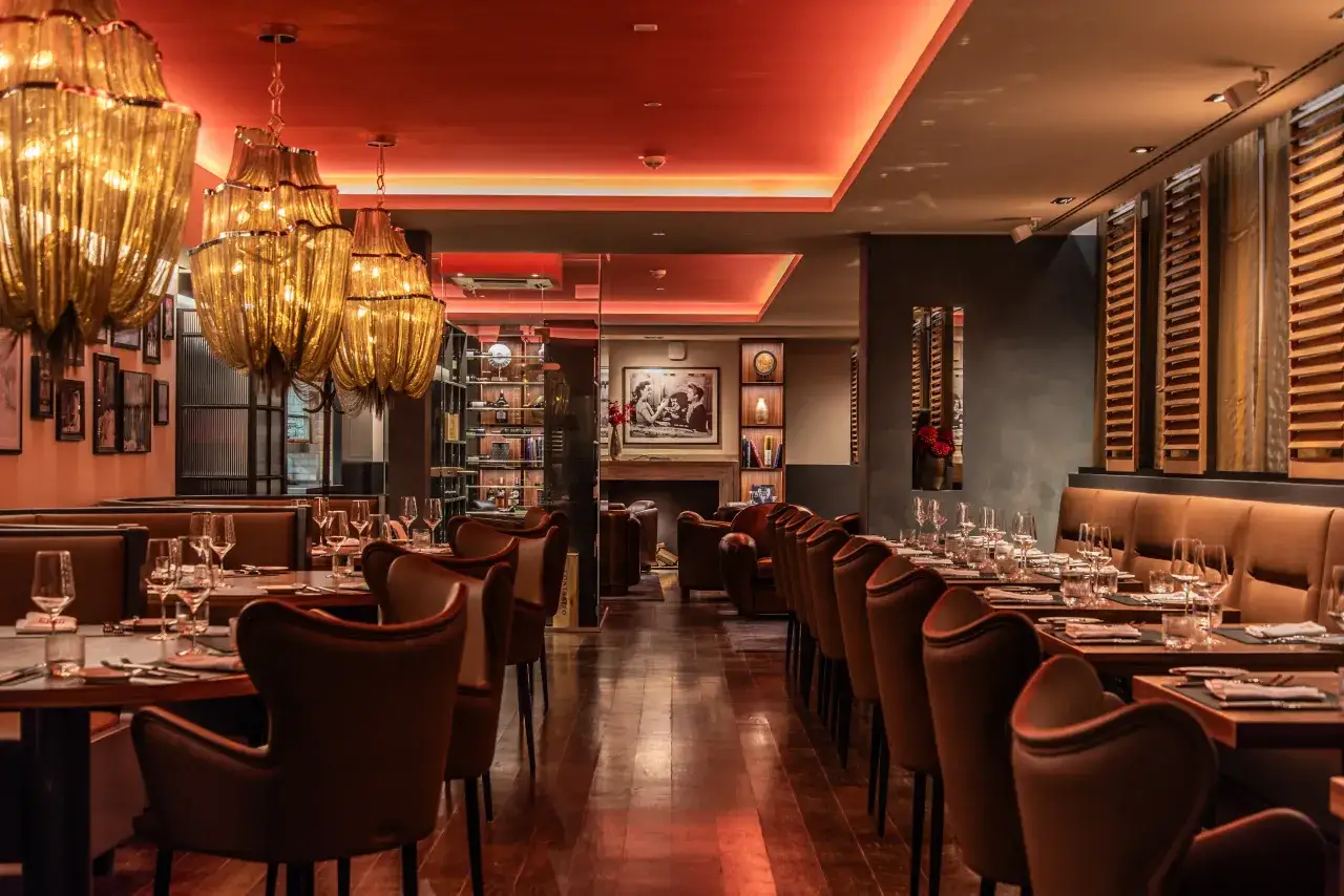 Romantisches Restaurant Ambiente mit gedecktem Tisch