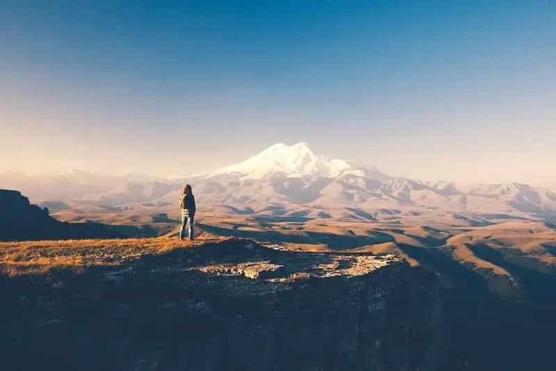 Panorama des Kaukasus mit dem Elbrus im Zentrum