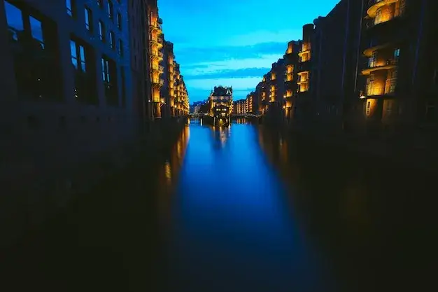 Speicherstadt Hamburg bei D&auml;mmerung mit Beleuchtung