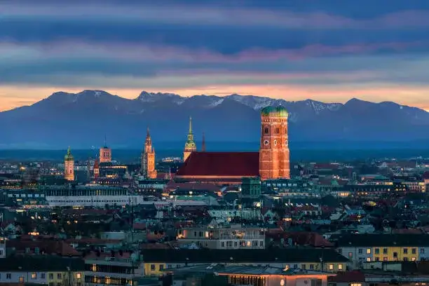 M&uuml;nchen Skyline mit Frauenkirche bei Sonnenuntergang