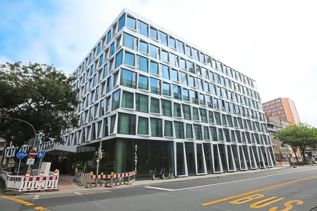 Atlantic Hotel M&uuml;nster Au&szlig;enansicht bei Tag
