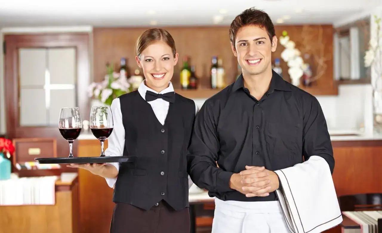 Fachkraft für Gastronomie bei der Arbeit im Restaurant