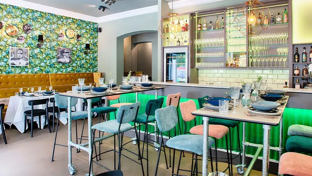 stilvolles Interieur eines modernen veganen Restaurants