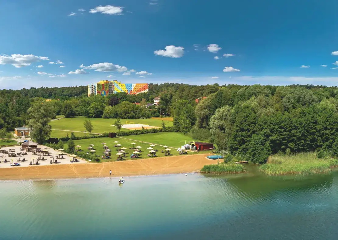 Ahorn Seehotel Templin Außenansicht mit See