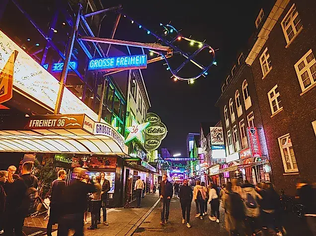 Belebte Stra&szlig;e im Schanzenviertel Hamburg bei Nacht mit Bars